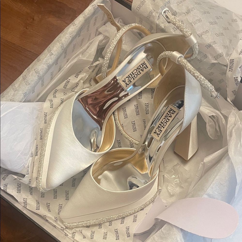 Badgley Mischka Women's Eliana White Heels